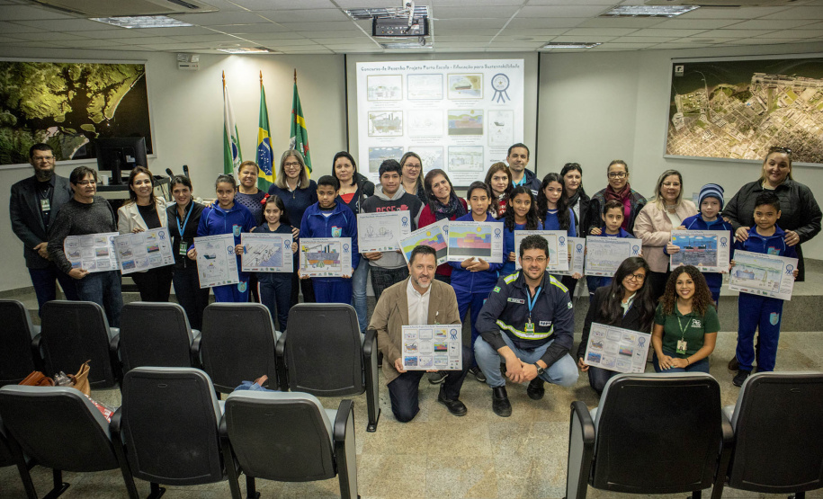 Os dez alunos vencedores do concurso de desenhos e frases do programa Porto Escola fizeram uma visita especial ao Porto de Paranaguá nesta quarta-feira (10). Os estudantes e professores ganharam um passeio de barco, kits de desenho e um quadro com a composição vencedora. A oitava edição do concurso reuniu trabalhos de 824 estudantes do 5º ano do ensino fundamental, matriculados na rede pública de ensino. Foto: Claudio Neves/Portos do Paraná
