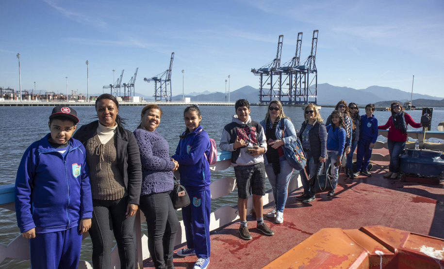 Os dez alunos vencedores do concurso de desenhos e frases do programa Porto Escola fizeram uma visita especial ao Porto de Paranaguá nesta quarta-feira (10). Os estudantes e professores ganharam um passeio de barco, kits de desenho e um quadro com a composição vencedora. A oitava edição do concurso reuniu trabalhos de 824 estudantes do 5º ano do ensino fundamental, matriculados na rede pública de ensino. Foto: Claudio Neves/Portos do Paraná