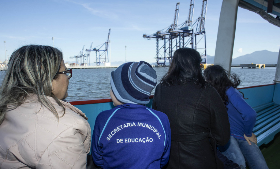 Os dez alunos vencedores do concurso de desenhos e frases do programa Porto Escola fizeram uma visita especial ao Porto de Paranaguá nesta quarta-feira (10). Os estudantes e professores ganharam um passeio de barco, kits de desenho e um quadro com a composição vencedora. A oitava edição do concurso reuniu trabalhos de 824 estudantes do 5º ano do ensino fundamental, matriculados na rede pública de ensino. Foto: Claudio Neves/Portos do Paraná