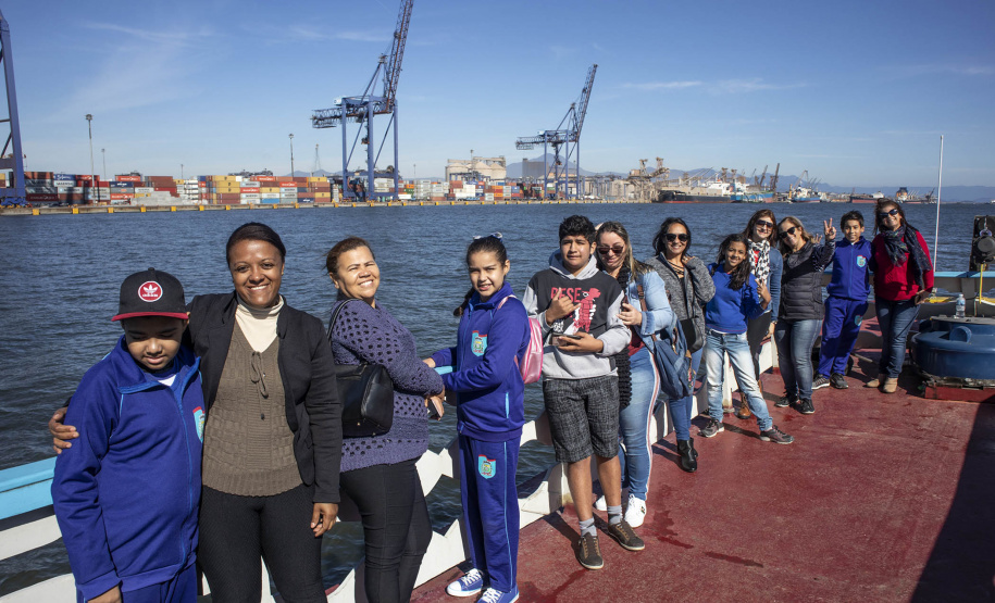 Os dez alunos vencedores do concurso de desenhos e frases do programa Porto Escola fizeram uma visita especial ao Porto de Paranaguá nesta quarta-feira (10). Os estudantes e professores ganharam um passeio de barco, kits de desenho e um quadro com a composição vencedora. A oitava edição do concurso reuniu trabalhos de 824 estudantes do 5º ano do ensino fundamental, matriculados na rede pública de ensino. Foto: Claudio Neves/Portos do Paraná