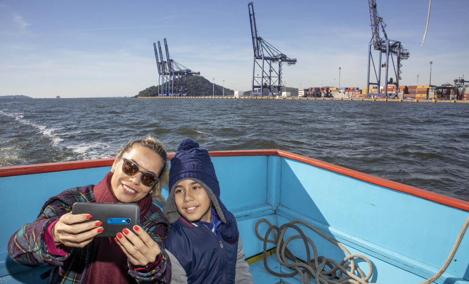 Os dez alunos vencedores do concurso de desenhos e frases do programa Porto Escola fizeram uma visita especial ao Porto de Paranaguá nesta quarta-feira (10). Os estudantes e professores ganharam um passeio de barco, kits de desenho e um quadro com a composição vencedora. A oitava edição do concurso reuniu trabalhos de 824 estudantes do 5º ano do ensino fundamental, matriculados na rede pública de ensino. Foto: Claudio Neves/Portos do Paraná