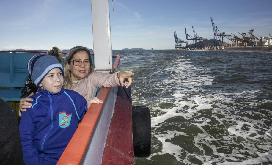 Os dez alunos vencedores do concurso de desenhos e frases do programa Porto Escola fizeram uma visita especial ao Porto de Paranaguá nesta quarta-feira (10). Os estudantes e professores ganharam um passeio de barco, kits de desenho e um quadro com a composição vencedora. A oitava edição do concurso reuniu trabalhos de 824 estudantes do 5º ano do ensino fundamental, matriculados na rede pública de ensino. Foto: Claudio Neves/Portos do Paraná