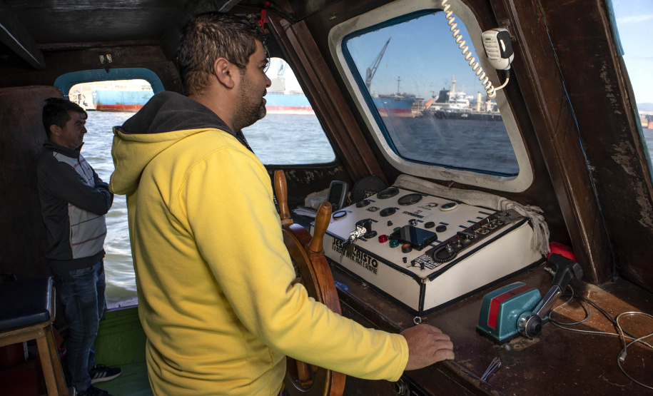 Os dez alunos vencedores do concurso de desenhos e frases do programa Porto Escola fizeram uma visita especial ao Porto de Paranaguá nesta quarta-feira (10). Os estudantes e professores ganharam um passeio de barco, kits de desenho e um quadro com a composição vencedora. A oitava edição do concurso reuniu trabalhos de 824 estudantes do 5º ano do ensino fundamental, matriculados na rede pública de ensino. Foto: Claudio Neves/Portos do Paraná