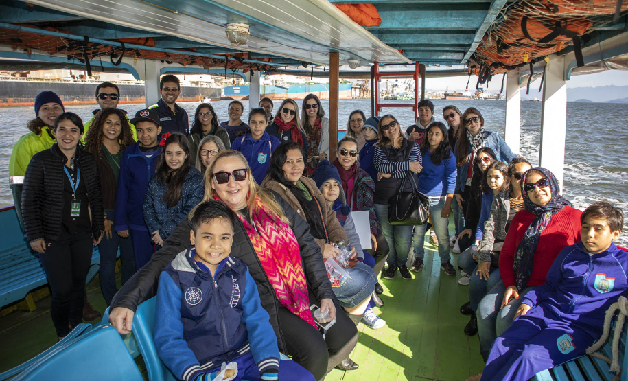 Os dez alunos vencedores do concurso de desenhos e frases do programa Porto Escola fizeram uma visita especial ao Porto de Paranaguá nesta quarta-feira (10). Os estudantes e professores ganharam um passeio de barco, kits de desenho e um quadro com a composição vencedora. A oitava edição do concurso reuniu trabalhos de 824 estudantes do 5º ano do ensino fundamental, matriculados na rede pública de ensino. Foto: Claudio Neves/Portos do Paraná