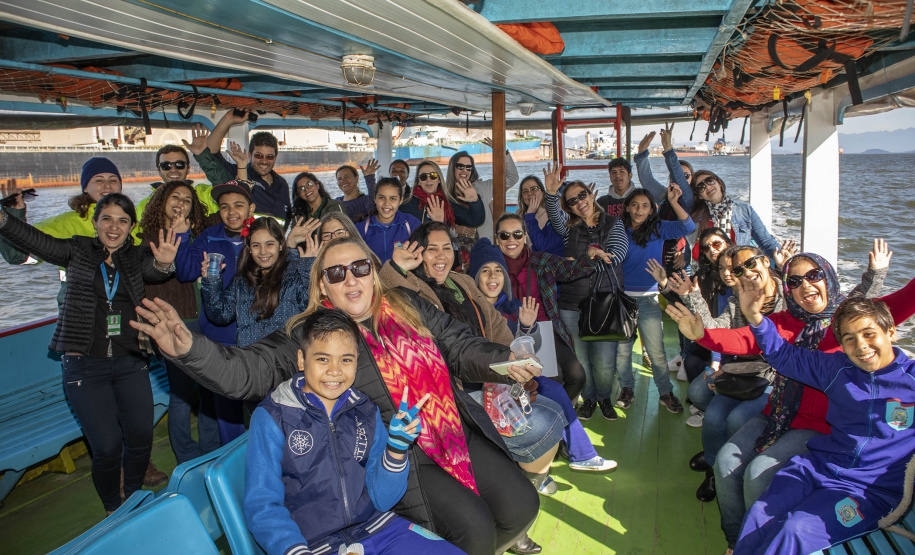 Os dez alunos vencedores do concurso de desenhos e frases do programa Porto Escola fizeram uma visita especial ao Porto de Paranaguá nesta quarta-feira (10). Os estudantes e professores ganharam um passeio de barco, kits de desenho e um quadro com a composição vencedora. A oitava edição do concurso reuniu trabalhos de 824 estudantes do 5º ano do ensino fundamental, matriculados na rede pública de ensino. Foto: Claudio Neves/Portos do Paraná