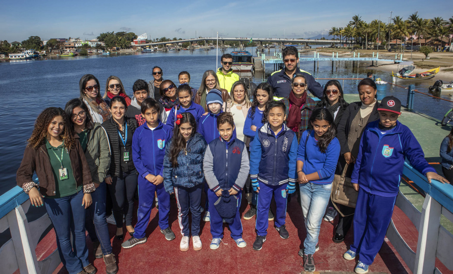 Os dez alunos vencedores do concurso de desenhos e frases do programa Porto Escola fizeram uma visita especial ao Porto de Paranaguá nesta quarta-feira (10). Os estudantes e professores ganharam um passeio de barco, kits de desenho e um quadro com a composição vencedora. A oitava edição do concurso reuniu trabalhos de 824 estudantes do 5º ano do ensino fundamental, matriculados na rede pública de ensino. Foto: Claudio Neves/Portos do Paraná
