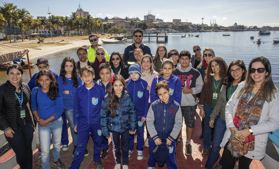 Os dez alunos vencedores do concurso de desenhos e frases do programa Porto Escola fizeram uma visita especial ao Porto de Paranaguá nesta quarta-feira (10). Os estudantes e professores ganharam um passeio de barco, kits de desenho e um quadro com a composição vencedora. A oitava edição do concurso reuniu trabalhos de 824 estudantes do 5º ano do ensino fundamental, matriculados na rede pública de ensino. Foto: Claudio Neves/Portos do Paraná
