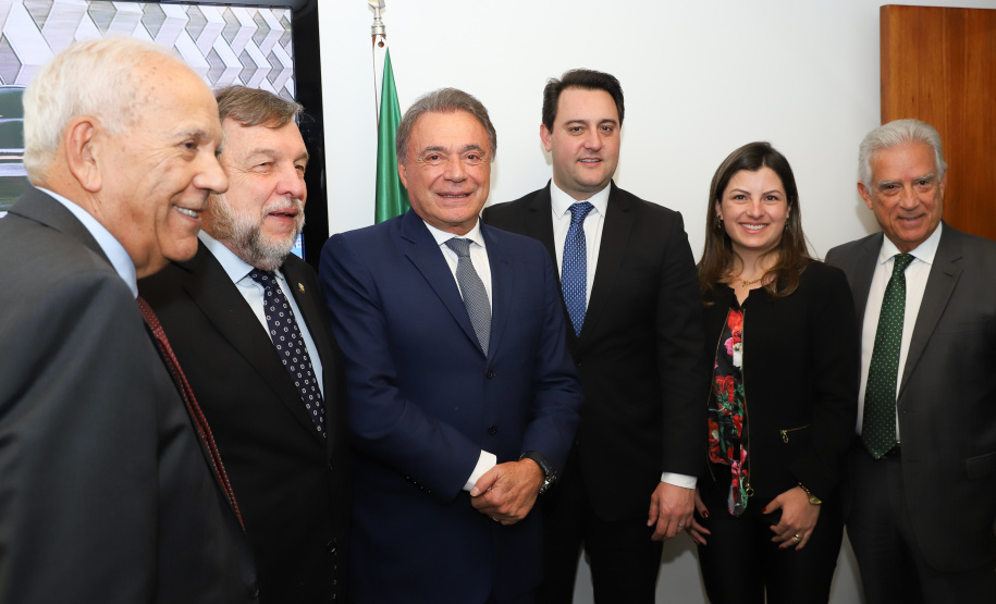 O governador Carlos Massa Ratinho Junior defendeu nesta quarta-feira (10), na Comissão Especial da Reforma da Previdência do Senado Federal, a inclusão de Estados e municípios no texto da Proposta de Emenda à Constituição (PEC) que altera as regras de aposentadoria. A matéria tramita na Câmara dos Deputados neste mês sem essa condição impositiva, defendida pela maioria dos governadores e prefeitos.Foto: Rodrigo Felix Leal/ANPr