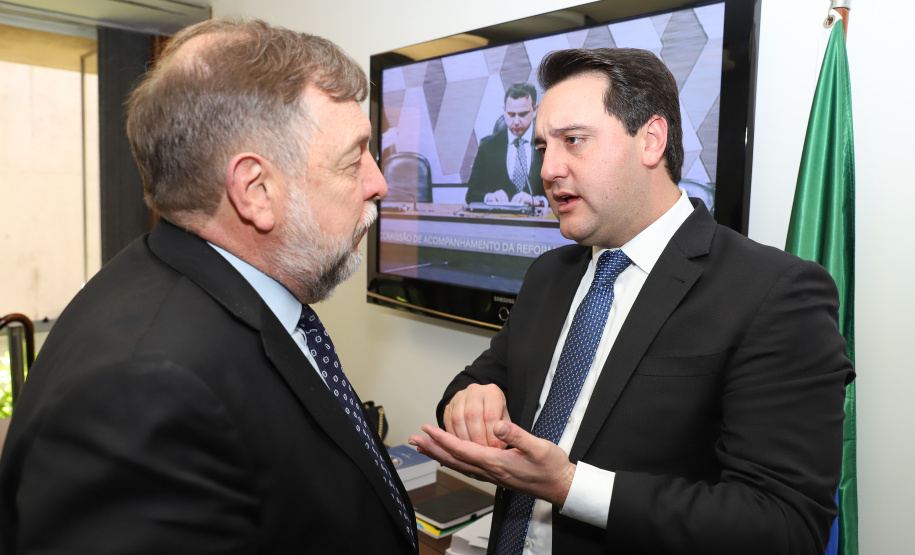 O governador Carlos Massa Ratinho Junior defendeu nesta quarta-feira (10), na Comissão Especial da Reforma da Previdência do Senado Federal, a inclusão de Estados e municípios no texto da Proposta de Emenda à Constituição (PEC) que altera as regras de aposentadoria. A matéria tramita na Câmara dos Deputados neste mês sem essa condição impositiva, defendida pela maioria dos governadores e prefeitos.Foto: Rodrigo Felix Leal/ANPr