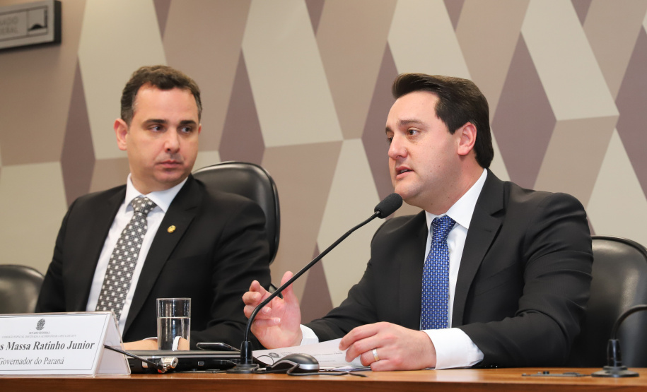 O governador Carlos Massa Ratinho Junior defendeu nesta quarta-feira (10), na Comissão Especial da Reforma da Previdência do Senado Federal, a inclusão de Estados e municípios no texto da Proposta de Emenda à Constituição (PEC) que altera as regras de aposentadoria. A matéria tramita na Câmara dos Deputados neste mês sem essa condição impositiva, defendida pela maioria dos governadores e prefeitos.Foto: Rodrigo Felix Leal/ANPr