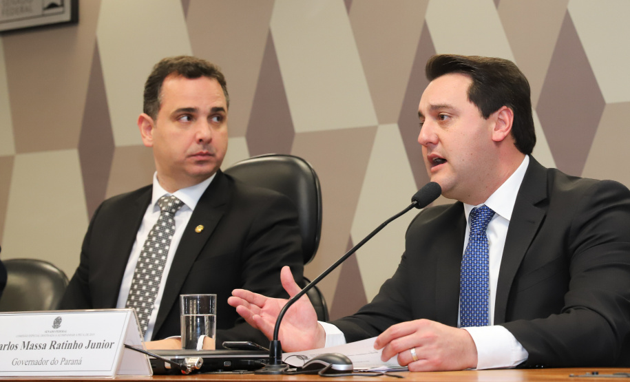 O governador Carlos Massa Ratinho Junior defendeu nesta quarta-feira (10), na Comissão Especial da Reforma da Previdência do Senado Federal, a inclusão de Estados e municípios no texto da Proposta de Emenda à Constituição (PEC) que altera as regras de aposentadoria. A matéria tramita na Câmara dos Deputados neste mês sem essa condição impositiva, defendida pela maioria dos governadores e prefeitos.Foto: Rodrigo Felix Leal/ANPr