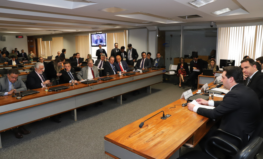 O governador Carlos Massa Ratinho Junior defendeu nesta quarta-feira (10), na Comissão Especial da Reforma da Previdência do Senado Federal, a inclusão de Estados e municípios no texto da Proposta de Emenda à Constituição (PEC) que altera as regras de aposentadoria. A matéria tramita na Câmara dos Deputados neste mês sem essa condição impositiva, defendida pela maioria dos governadores e prefeitos.Foto: Rodrigo Felix Leal/ANPr