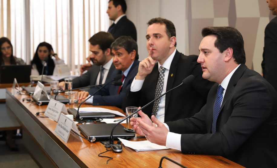 O governador Carlos Massa Ratinho Junior defendeu nesta quarta-feira (10), na Comissão Especial da Reforma da Previdência do Senado Federal, a inclusão de Estados e municípios no texto da Proposta de Emenda à Constituição (PEC) que altera as regras de aposentadoria. A matéria tramita na Câmara dos Deputados neste mês sem essa condição impositiva, defendida pela maioria dos governadores e prefeitos.Foto: Rodrigo Felix Leal/ANPr