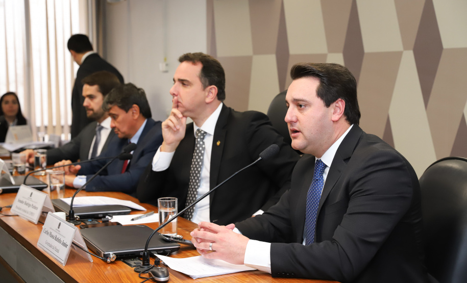 O governador Carlos Massa Ratinho Junior defendeu nesta quarta-feira (10), na Comissão Especial da Reforma da Previdência do Senado Federal, a inclusão de Estados e municípios no texto da Proposta de Emenda à Constituição (PEC) que altera as regras de aposentadoria. A matéria tramita na Câmara dos Deputados neste mês sem essa condição impositiva, defendida pela maioria dos governadores e prefeitos.Foto: Rodrigo Felix Leal/ANPr