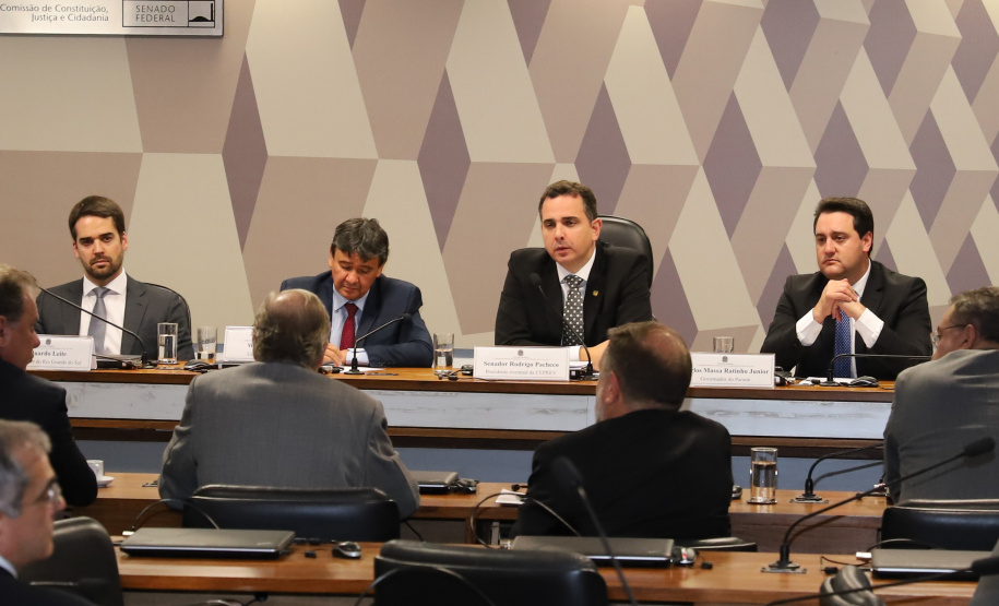 O governador Carlos Massa Ratinho Junior defendeu nesta quarta-feira (10), na Comissão Especial da Reforma da Previdência do Senado Federal, a inclusão de Estados e municípios no texto da Proposta de Emenda à Constituição (PEC) que altera as regras de aposentadoria. A matéria tramita na Câmara dos Deputados neste mês sem essa condição impositiva, defendida pela maioria dos governadores e prefeitos.Foto: Rodrigo Felix Leal/ANPr