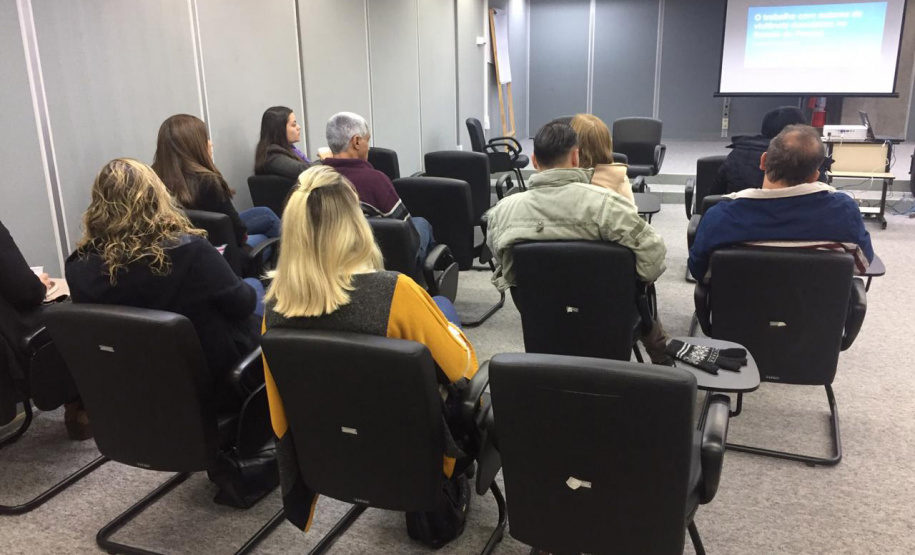 Os servidores dos Centros de Socioeducação (Censes) e as Casas de Semiliberdade de Curitiba e Região Metropolitana estão recebendo capacitação para fortalecer a integração entre os adolescentes que cumprem medidas socioeducativas com práticas restaurativas e atividades de ressocialização.  Foto: Divulgação/SEJUF