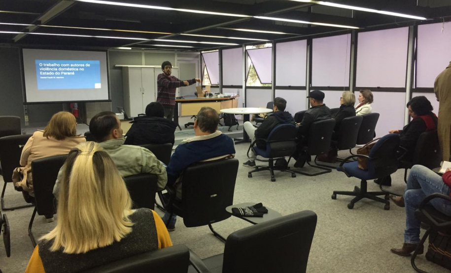 Os servidores dos Centros de Socioeducação (Censes) e as Casas de Semiliberdade de Curitiba e Região Metropolitana estão recebendo capacitação para fortalecer a integração entre os adolescentes que cumprem medidas socioeducativas com práticas restaurativas e atividades de ressocialização.  Foto: Divulgação/SEJUF