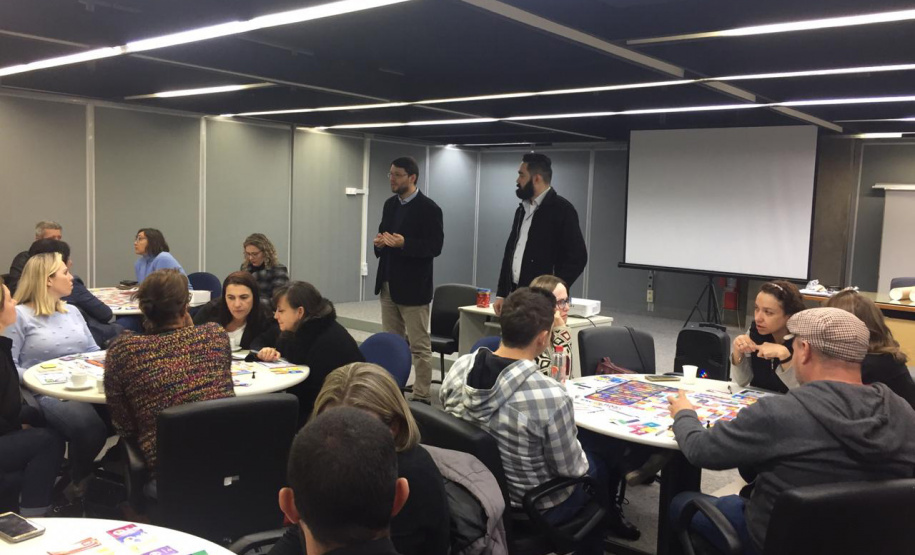 Os servidores dos Centros de Socioeducação (Censes) e as Casas de Semiliberdade de Curitiba e Região Metropolitana estão recebendo capacitação para fortalecer a integração entre os adolescentes que cumprem medidas socioeducativas com práticas restaurativas e atividades de ressocialização.  Foto: Divulgação/SEJUF