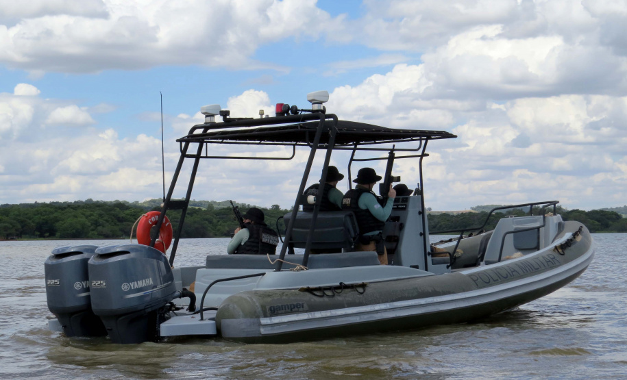 Rio Paraná recebe reforço de policiamento pelo BPFron para combater crimes transfronteiriços. Foto: Divulgação/PMPR
