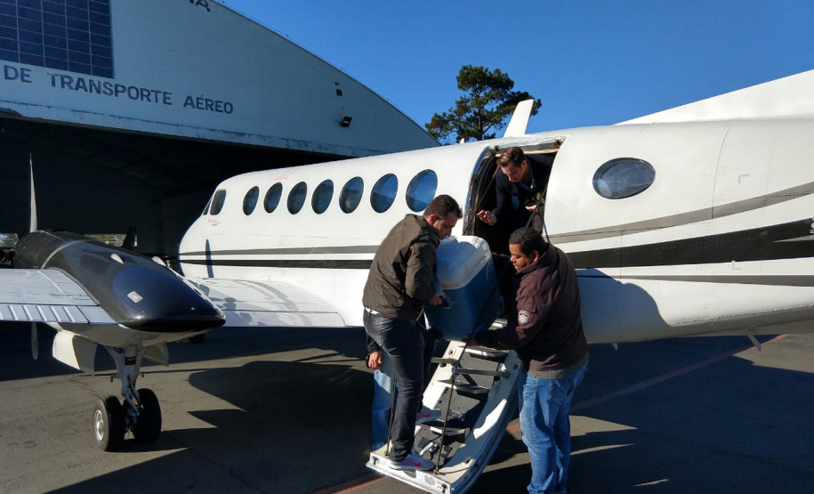 As cinco aeronaves à disposição do Governo do Estado têm também uma missão social. A frota é usada para o transporte de órgãos humanos e ajuda a fazer do Paraná referência em transplantes. Só neste ano foram 57 missões de apoio, perfazendo 117 horas e 55 minutos de voo, para o transporte de 111 órgãos.Foto: Arquivo/ANPr