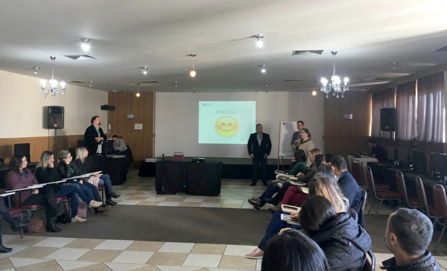 Servidores e profissionais de 201 prefeituras do Paraná recebem instruções sobre o preenchimento no sistema do Cadastro Único para Programas Sociais (CadÚnico). Foram disponibilizadas 12 turmas, com 300 vagas, para capacitação que contempla profissionais dos municípios. A ação desenvolvida pela Coordenação de Proteção Social Básica da Secretaria da Justiça, Família e Trabalho, em conjunto com a Caixa Econômica Federal, acontece até 23 de agosto, em Curitiba. Foto: Divulgação/SEJUF