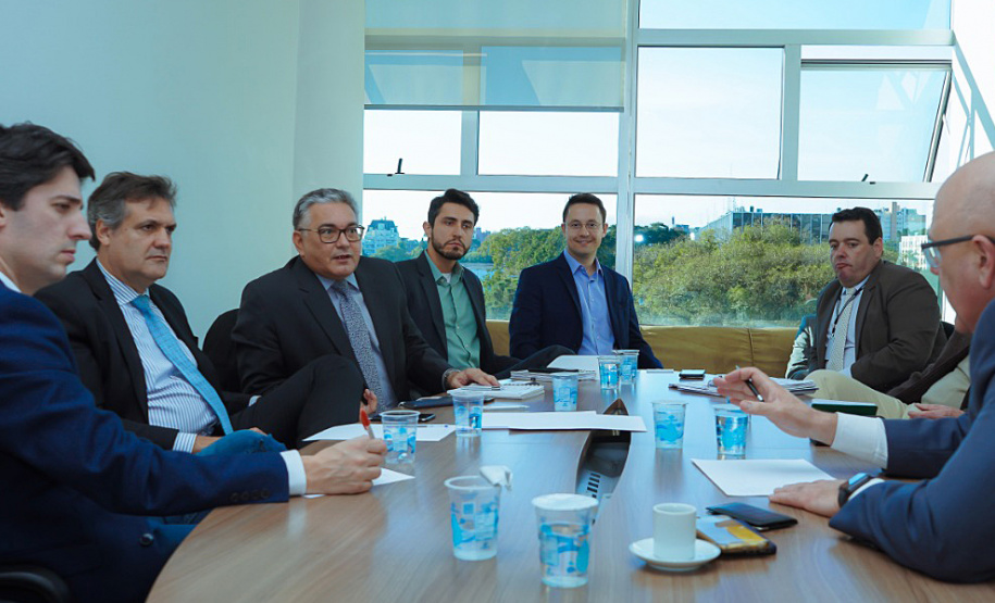 Executivos do Banco de Desenvolvimento da América Latina (CAF) estiveram no Paraná nesta quinta-feira (11) para apresentar as linhas de crédito disponíveis para investimentos no Estado. Os executivos da instituição foram recebidos pelo secretário do Planejamento e Projetos Estruturantes, Valdemar Bernardo Jorge, e por representantes da Casa Civil e da Governadoria.Foto: Guilherme Flores/Casa Civil