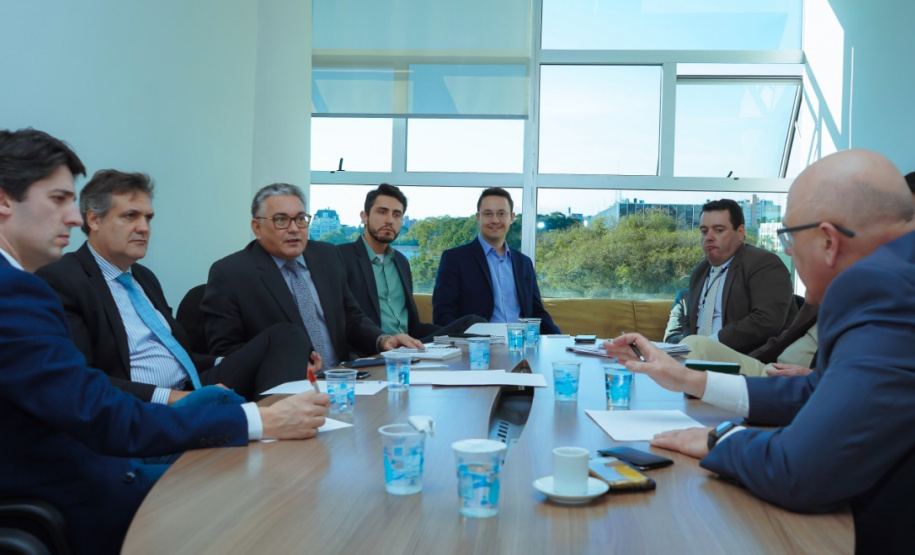 Executivos do Banco de Desenvolvimento da América Latina (CAF) estiveram no Paraná nesta quinta-feira (11) para apresentar as linhas de crédito disponíveis para investimentos no Estado. Os executivos da instituição foram recebidos pelo secretário do Planejamento e Projetos Estruturantes, Valdemar Bernardo Jorge, e por representantes da Casa Civil e da Governadoria.Foto: Guilherme Flores/Casa Civil