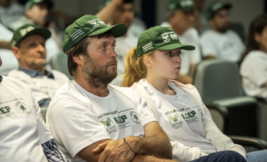 Cerca de 50 pequenos produtores rurais, da Região Centro-Sul do Estado, fizeram uma visita técnica ao Porto de Paranaguá, nesta quinta-feira (11). Os agricultores vieram de Laranjeiras do Sul, Porto Barreiro, Virmond e Nova Laranjeiras. Foto: Claudio Neves/Portos do Paraná
