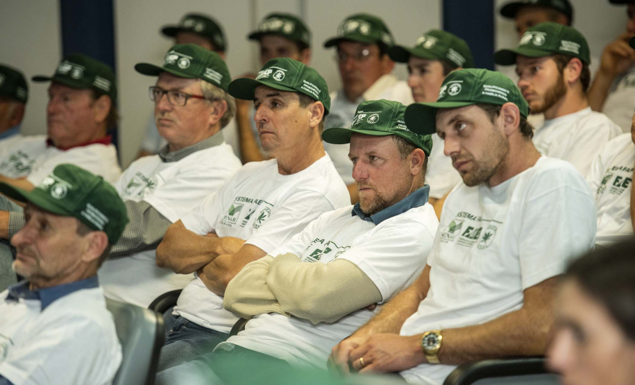 Cerca de 50 pequenos produtores rurais, da Região Centro-Sul do Estado, fizeram uma visita técnica ao Porto de Paranaguá, nesta quinta-feira (11). Os agricultores vieram de Laranjeiras do Sul, Porto Barreiro, Virmond e Nova Laranjeiras. Foto: Claudio Neves/Portos do Paraná