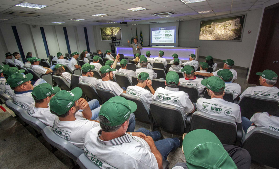 Cerca de 50 pequenos produtores rurais, da Região Centro-Sul do Estado, fizeram uma visita técnica ao Porto de Paranaguá, nesta quinta-feira (11). Os agricultores vieram de Laranjeiras do Sul, Porto Barreiro, Virmond e Nova Laranjeiras. Foto: Claudio Neves/Portos do Paraná
