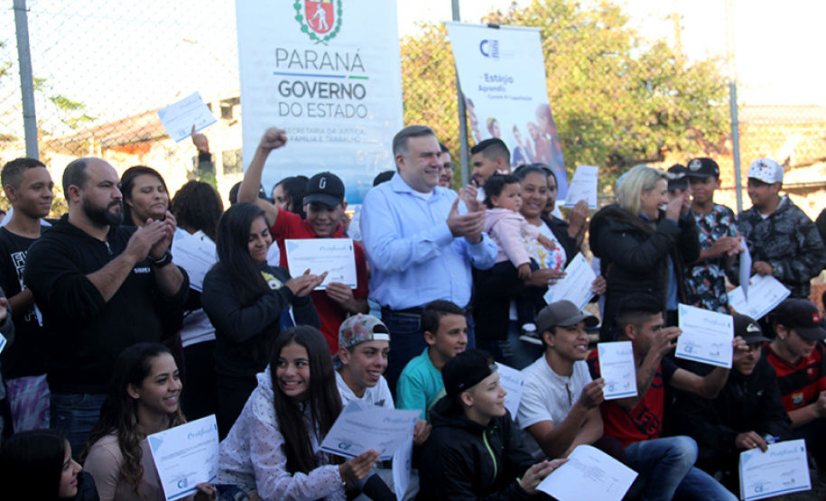 Os participantes da primeira turma dos cursos de capacitação pessoal e profissional do bairro Cajuru, em Curitiba, receberam nesta quinta-feira (11/07) certificação pela conclusão do curso na área Administrativa. Foram capacitados 43 participantes.  Foto: Divulgação/SEJUF