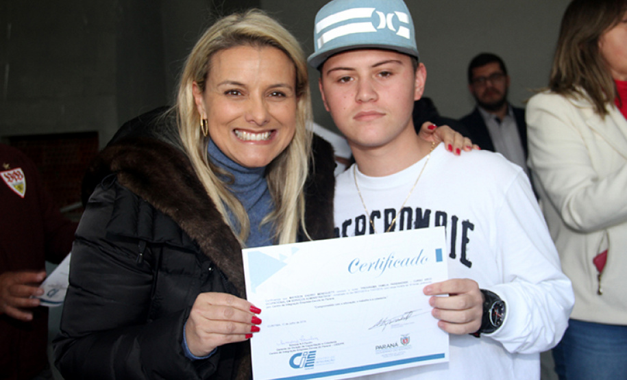 Os participantes da primeira turma dos cursos de capacitação pessoal e profissional do bairro Cajuru, em Curitiba, receberam nesta quinta-feira (11/07) certificação pela conclusão do curso na área Administrativa. Foram capacitados 43 participantes.  Foto: Divulgação/SEJUF
