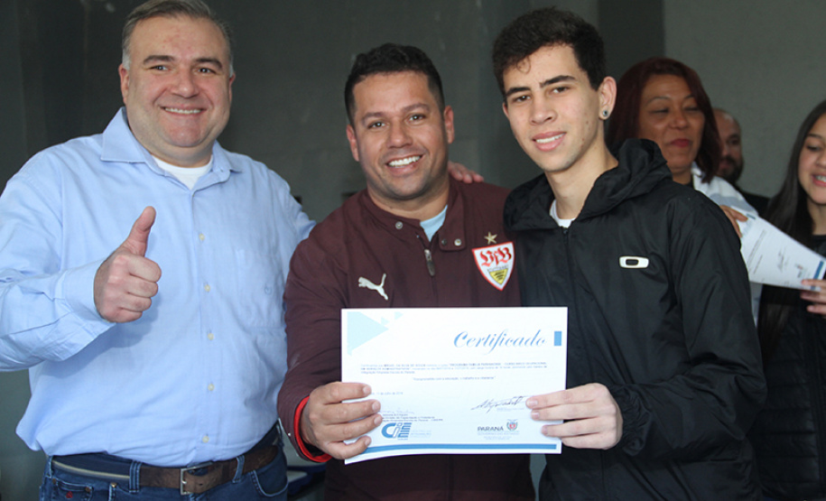 Os participantes da primeira turma dos cursos de capacitação pessoal e profissional do bairro Cajuru, em Curitiba, receberam nesta quinta-feira (11/07) certificação pela conclusão do curso na área Administrativa. Foram capacitados 43 participantes.  Foto: Divulgação/SEJUF