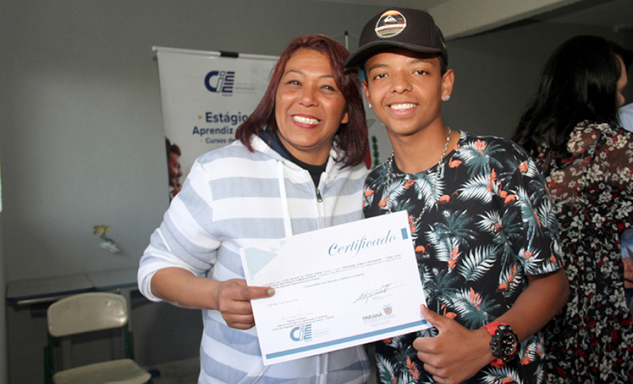 Os participantes da primeira turma dos cursos de capacitação pessoal e profissional do bairro Cajuru, em Curitiba, receberam nesta quinta-feira (11/07) certificação pela conclusão do curso na área Administrativa. Foram capacitados 43 participantes.  Foto: Divulgação/SEJUF