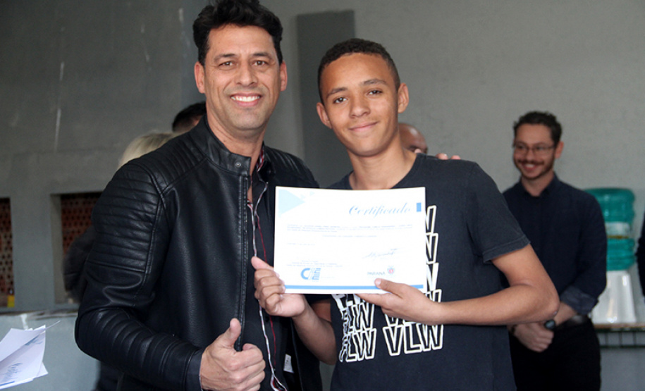 Os participantes da primeira turma dos cursos de capacitação pessoal e profissional do bairro Cajuru, em Curitiba, receberam nesta quinta-feira (11/07) certificação pela conclusão do curso na área Administrativa. Foram capacitados 43 participantes.  Foto: Divulgação/SEJUF