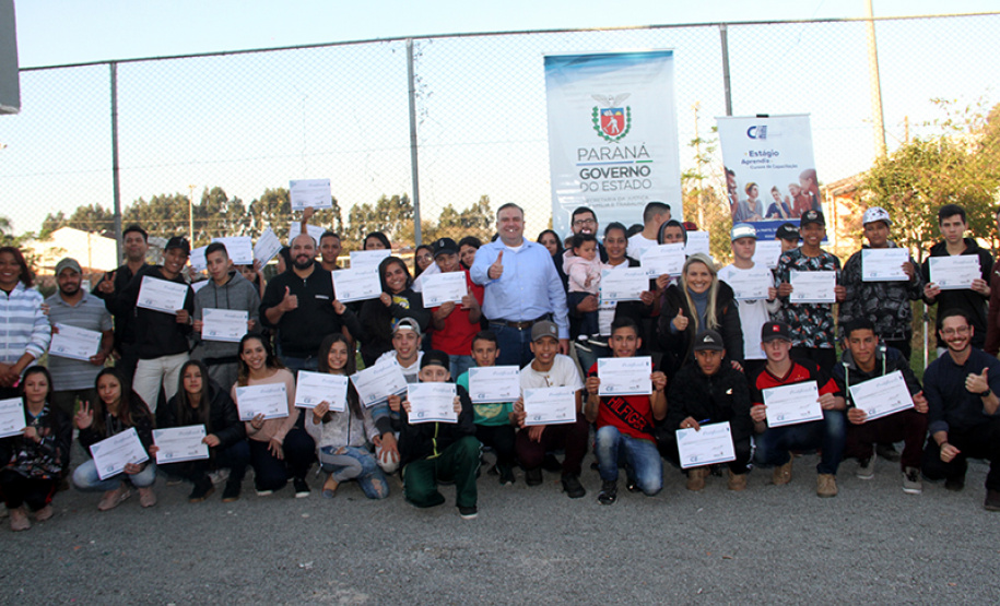 Os participantes da primeira turma dos cursos de capacitação pessoal e profissional do bairro Cajuru, em Curitiba, receberam nesta quinta-feira (11/07) certificação pela conclusão do curso na área Administrativa. Foram capacitados 43 participantes.  Foto: Divulgação/SEJUF