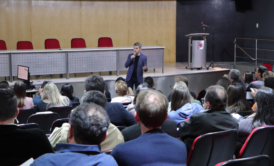 A Coordenação da Região Metropolitana de Curitiba (Comec), realizou, na tarde desta quinta-feira (11), o seminário  "Ruas do Futuro: O papel das vias na qualidade de vida de uma cidade". 
A abertura foi realizada pelo presidente da Comec, Gilson Santos, que destacou, durante sua fala, a importância do debate para o planejamento das cidades. Foto: Divulgação/COMEC