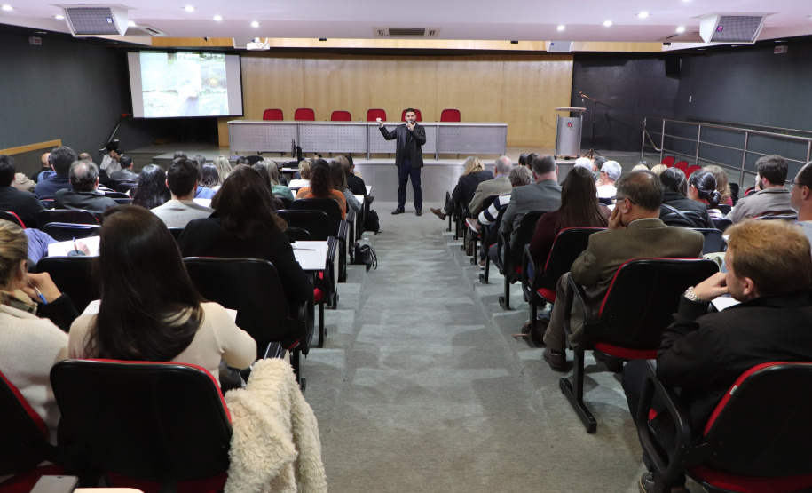 A Coordenação da Região Metropolitana de Curitiba (Comec), realizou, na tarde desta quinta-feira (11), o seminário  "Ruas do Futuro: O papel das vias na qualidade de vida de uma cidade". 
A abertura foi realizada pelo presidente da Comec, Gilson Santos, que destacou, durante sua fala, a importância do debate para o planejamento das cidades. Foto: Divulgação/COMEC