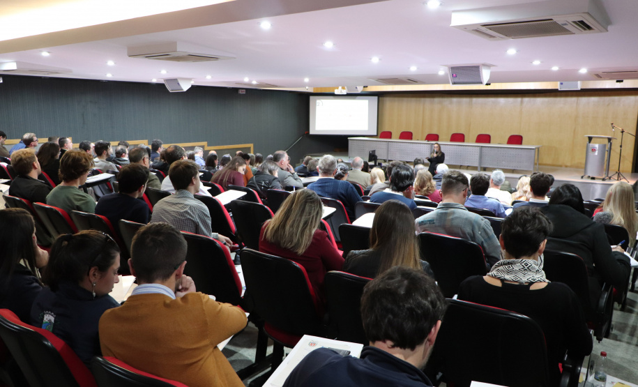 A Coordenação da Região Metropolitana de Curitiba (Comec), realizou, na tarde desta quinta-feira (11), o seminário  "Ruas do Futuro: O papel das vias na qualidade de vida de uma cidade". 
A abertura foi realizada pelo presidente da Comec, Gilson Santos, que destacou, durante sua fala, a importância do debate para o planejamento das cidades. Foto: Divulgação/COMEC