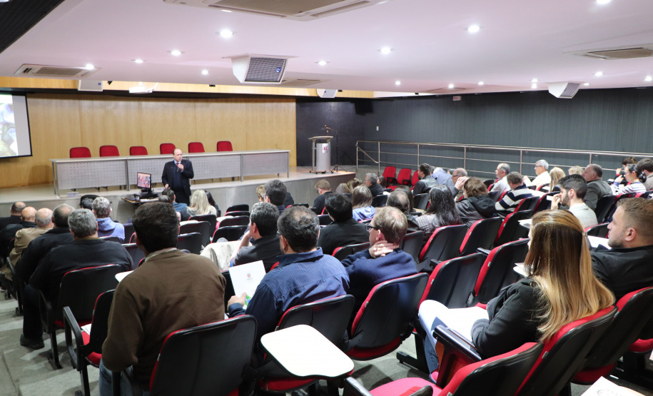 A Coordenação da Região Metropolitana de Curitiba (Comec), realizou, na tarde desta quinta-feira (11), o seminário  "Ruas do Futuro: O papel das vias na qualidade de vida de uma cidade". 
A abertura foi realizada pelo presidente da Comec, Gilson Santos, que destacou, durante sua fala, a importância do debate para o planejamento das cidades. Foto: Divulgação/COMEC