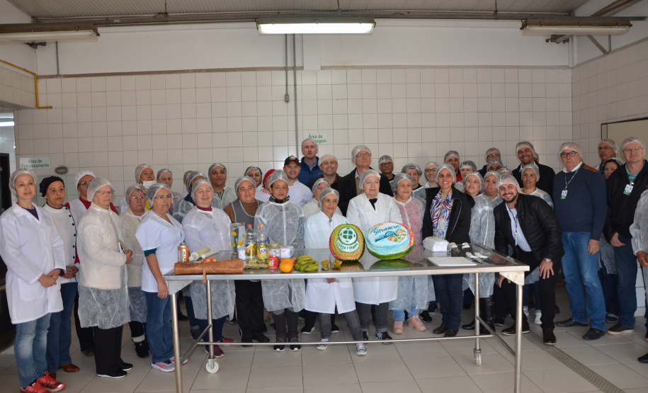 O Banco de Alimentos da Ceasa de Curitiba deve ter suas atribuições ampliadas, com vistas a garantir melhor aproveitamento dos produtos não comercializados pelos atacadistas.
A proposta é agregar valor, com produção de molhos e doces, por exemplo, e preparar os alimentos para que tenham maior durabilidade. “Temos que evoluir”, disse o secretário de Estado da Agricultura e do Abastecimento, Norberto Ortigara. Foto: Divulgação/SEAB