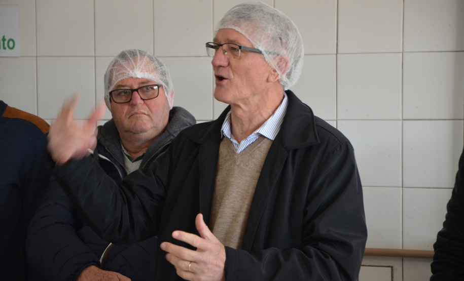 O Banco de Alimentos da Ceasa de Curitiba deve ter suas atribuições ampliadas, com vistas a garantir melhor aproveitamento dos produtos não comercializados pelos atacadistas.
A proposta é agregar valor, com produção de molhos e doces, por exemplo, e preparar os alimentos para que tenham maior durabilidade. “Temos que evoluir”, disse o secretário de Estado da Agricultura e do Abastecimento, Norberto Ortigara. Foto: Divulgação/SEAB