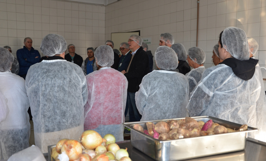 O Banco de Alimentos da Ceasa de Curitiba deve ter suas atribuições ampliadas, com vistas a garantir melhor aproveitamento dos produtos não comercializados pelos atacadistas.
A proposta é agregar valor, com produção de molhos e doces, por exemplo, e preparar os alimentos para que tenham maior durabilidade. “Temos que evoluir”, disse o secretário de Estado da Agricultura e do Abastecimento, Norberto Ortigara. Foto: Divulgação/SEAB