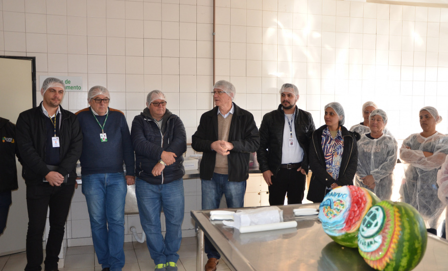 O Banco de Alimentos da Ceasa de Curitiba deve ter suas atribuições ampliadas, com vistas a garantir melhor aproveitamento dos produtos não comercializados pelos atacadistas.
A proposta é agregar valor, com produção de molhos e doces, por exemplo, e preparar os alimentos para que tenham maior durabilidade. “Temos que evoluir”, disse o secretário de Estado da Agricultura e do Abastecimento, Norberto Ortigara. Foto: Divulgação/SEAB