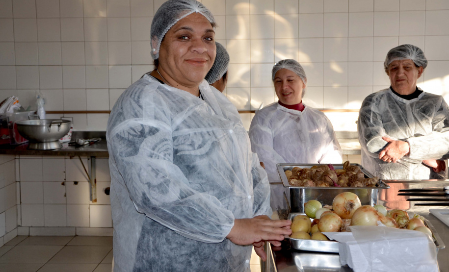 O Banco de Alimentos da Ceasa de Curitiba deve ter suas atribuições ampliadas, com vistas a garantir melhor aproveitamento dos produtos não comercializados pelos atacadistas.
A proposta é agregar valor, com produção de molhos e doces, por exemplo, e preparar os alimentos para que tenham maior durabilidade. “Temos que evoluir”, disse o secretário de Estado da Agricultura e do Abastecimento, Norberto Ortigara. Foto: Divulgação/SEAB
