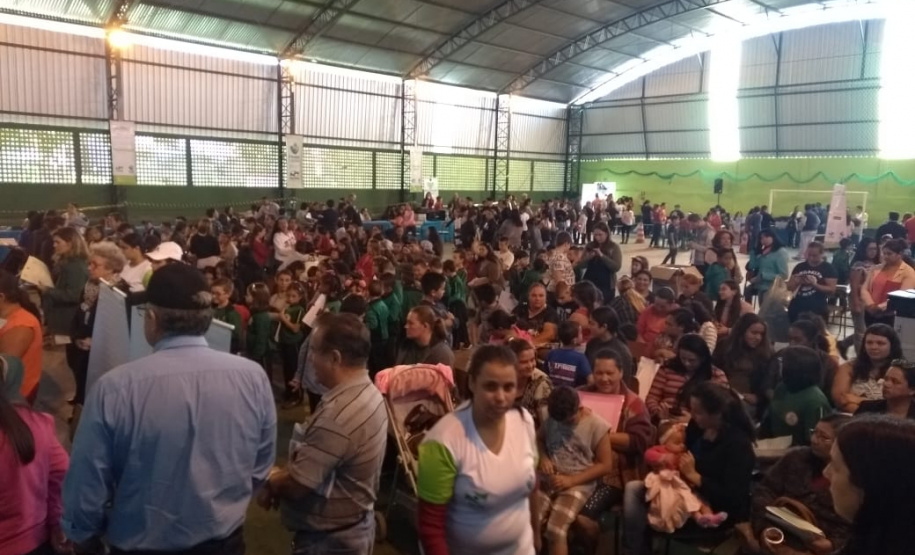 Cem mil atendimentos em 2019. Essa marca foi atingida nesta sexta-feira (12/07) pelo programa Paraná Cidadão, da Secretaria de Justiça, Família e Trabalho na cidade de Jaguariaíva – a 11ª a receber a feira de serviços no governo Ratinho Junior. Antes, foram contemplados Campo Magro, Piraquara, Porto Barreiro, Nova Aurora, Mandirituba, Palotina, Carlópolis, Porecatu, Assaí e Clevelândia.
Foto: Divulgação/SEJUF