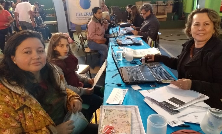 Cem mil atendimentos em 2019. Essa marca foi atingida nesta sexta-feira (12/07) pelo programa Paraná Cidadão, da Secretaria de Justiça, Família e Trabalho na cidade de Jaguariaíva – a 11ª a receber a feira de serviços no governo Ratinho Junior. Antes, foram contemplados Campo Magro, Piraquara, Porto Barreiro, Nova Aurora, Mandirituba, Palotina, Carlópolis, Porecatu, Assaí e Clevelândia.
Foto: Divulgação/SEJUF