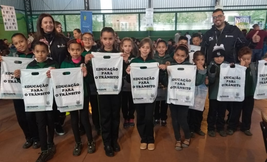 Cem mil atendimentos em 2019. Essa marca foi atingida nesta sexta-feira (12/07) pelo programa Paraná Cidadão, da Secretaria de Justiça, Família e Trabalho na cidade de Jaguariaíva – a 11ª a receber a feira de serviços no governo Ratinho Junior. Antes, foram contemplados Campo Magro, Piraquara, Porto Barreiro, Nova Aurora, Mandirituba, Palotina, Carlópolis, Porecatu, Assaí e Clevelândia.
Foto: Divulgação/SEJUF