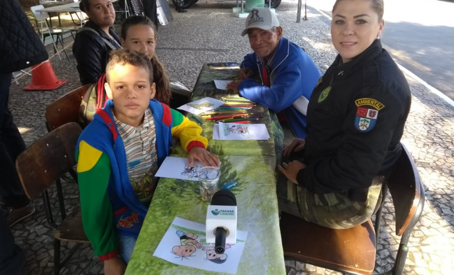 Cem mil atendimentos em 2019. Essa marca foi atingida nesta sexta-feira (12/07) pelo programa Paraná Cidadão, da Secretaria de Justiça, Família e Trabalho na cidade de Jaguariaíva – a 11ª a receber a feira de serviços no governo Ratinho Junior. Antes, foram contemplados Campo Magro, Piraquara, Porto Barreiro, Nova Aurora, Mandirituba, Palotina, Carlópolis, Porecatu, Assaí e Clevelândia.
Foto: Divulgação/SEJUF