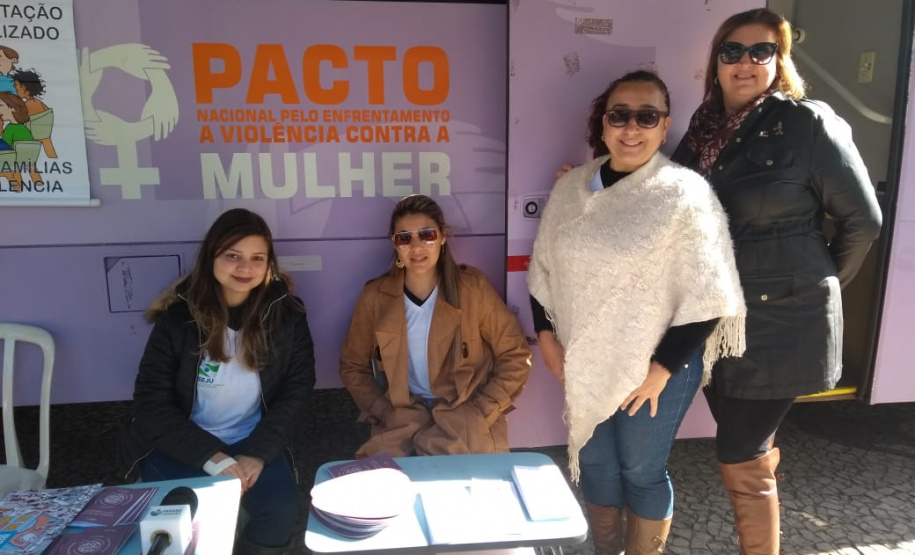 Cem mil atendimentos em 2019. Essa marca foi atingida nesta sexta-feira (12/07) pelo programa Paraná Cidadão, da Secretaria de Justiça, Família e Trabalho na cidade de Jaguariaíva – a 11ª a receber a feira de serviços no governo Ratinho Junior. Antes, foram contemplados Campo Magro, Piraquara, Porto Barreiro, Nova Aurora, Mandirituba, Palotina, Carlópolis, Porecatu, Assaí e Clevelândia.
Foto: Divulgação/SEJUF